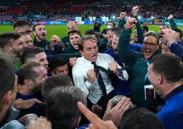 开云体育-意大利无牌可打点球幸运晋级 曼奇尼遇到麻烦了！